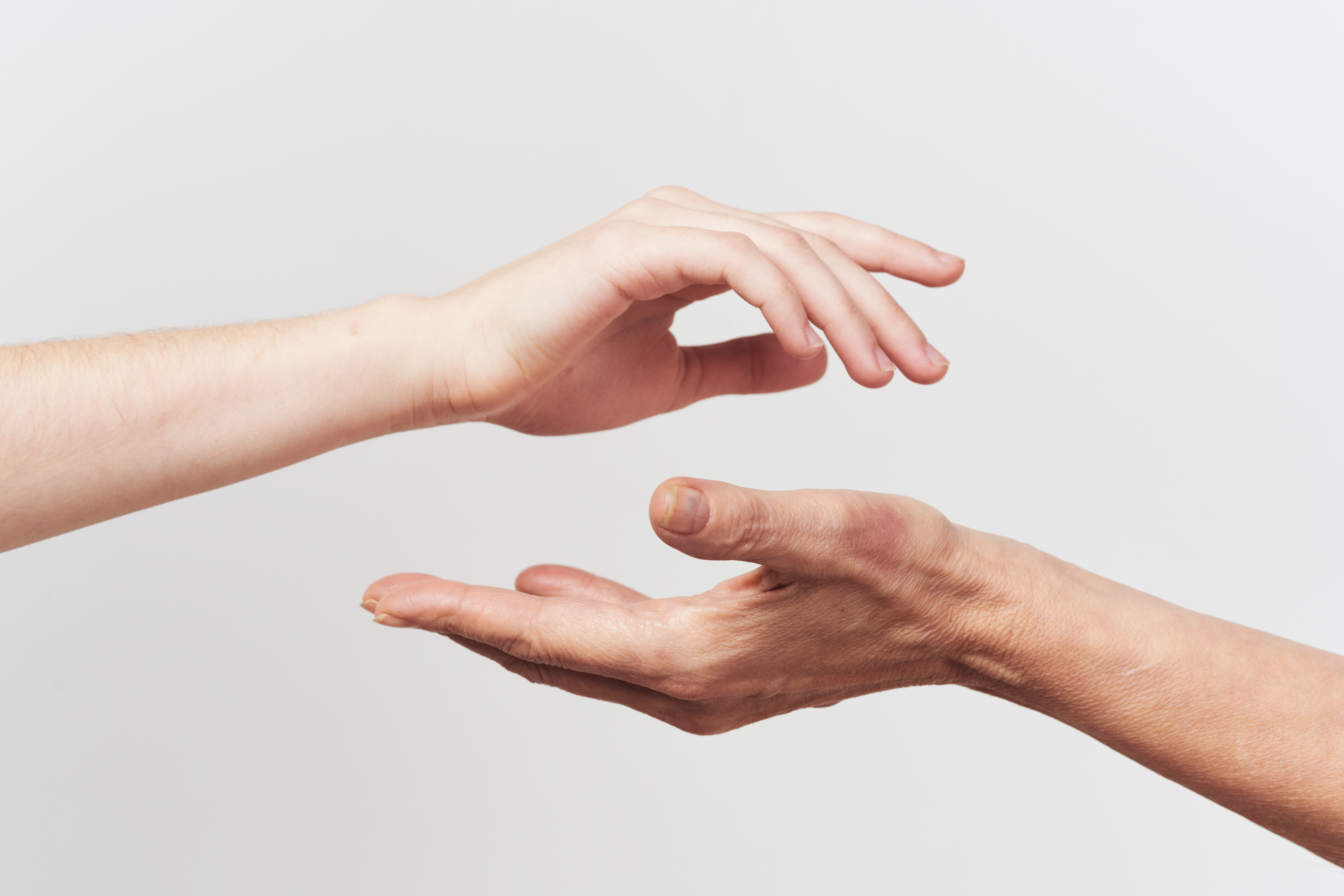 соединенные руки. протягивает руку. чистая рука для фотошопа. рука помощи. руки размыкаются.
